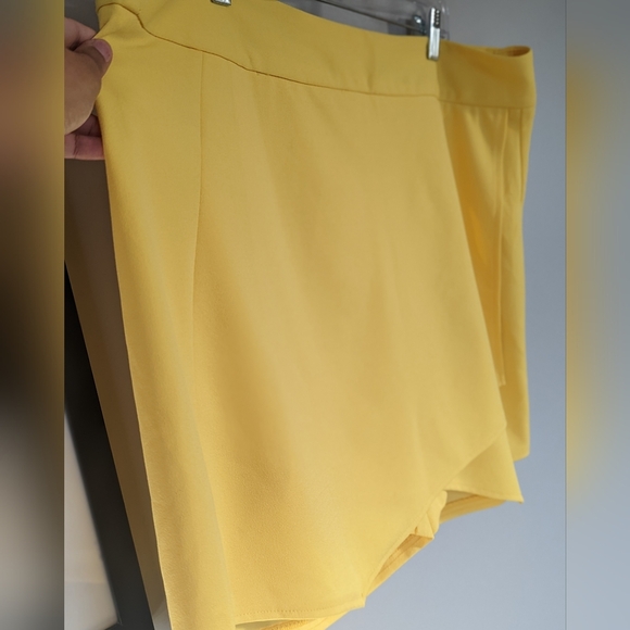 Ashley Stuart Yellow Skort - Picture 1 of 6